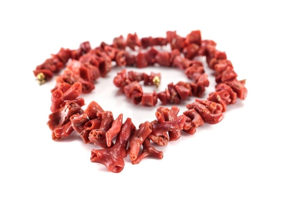 Vintage Italian Red Branch Graduated Nugget Coral Necklace spring ring closure: Vintage Italian Red Branch Graduated Nugget Coral Necklace, gold plated springring closure. 60.37grams Measurements: Approx. 20inches total length, 10.5inches drop. Length of longest branch 31mm Condi