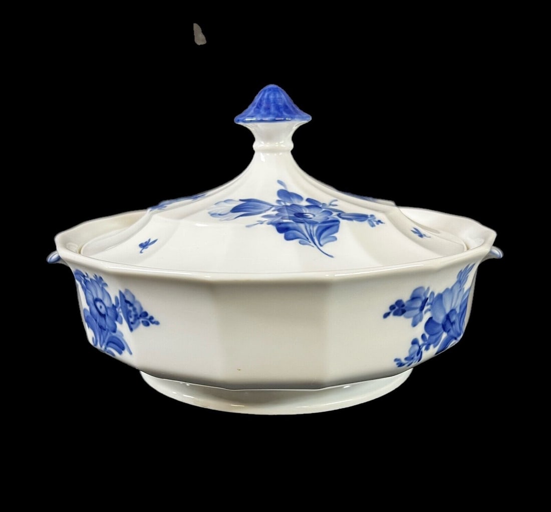 Royal Copenhagen Blue Flowers fluted Covered Vegetable Serving Bowl (1 of 10)