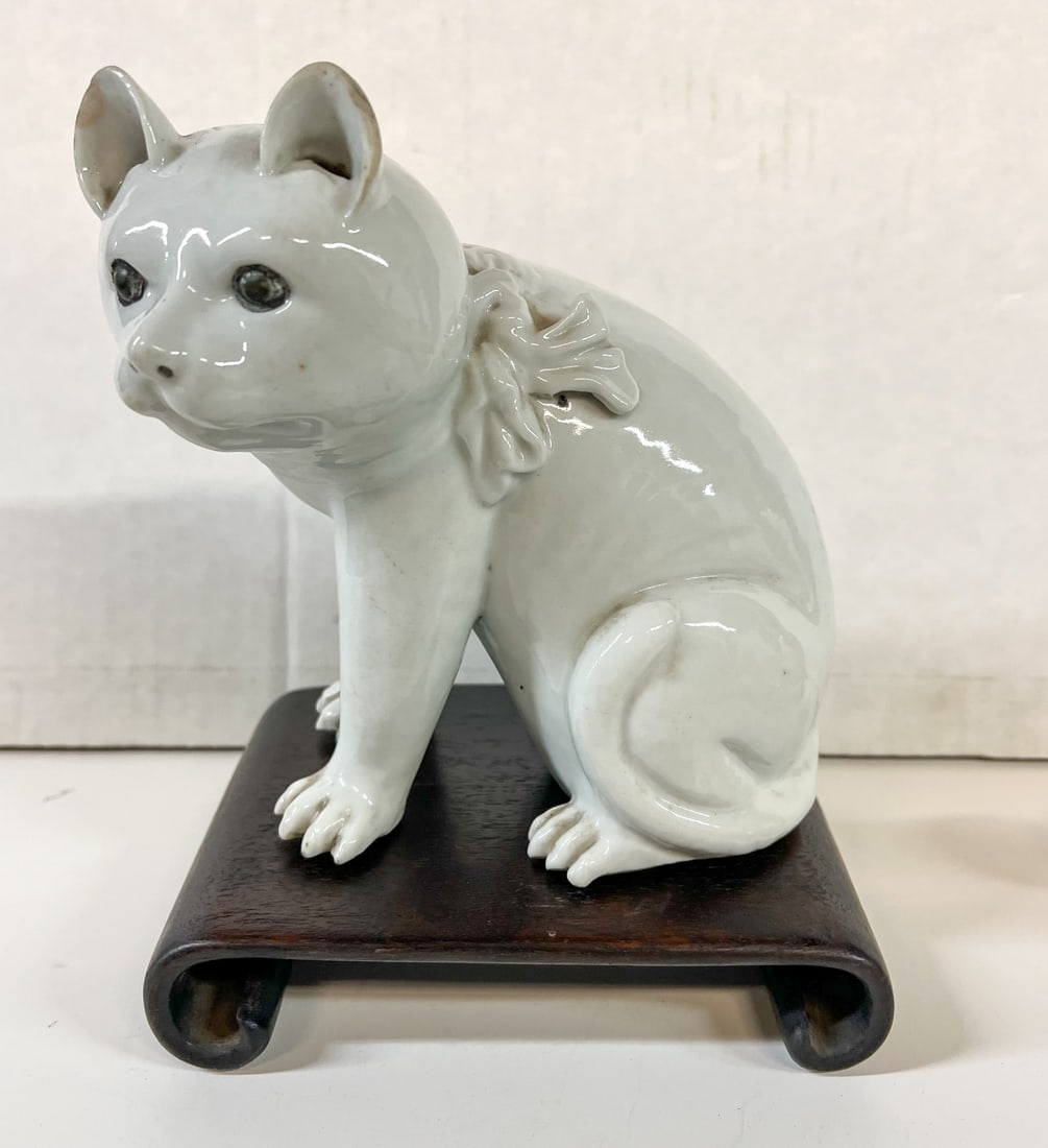 19th-century Chinese Blanc de Chine porcelain Cat with stand (1 of 4)