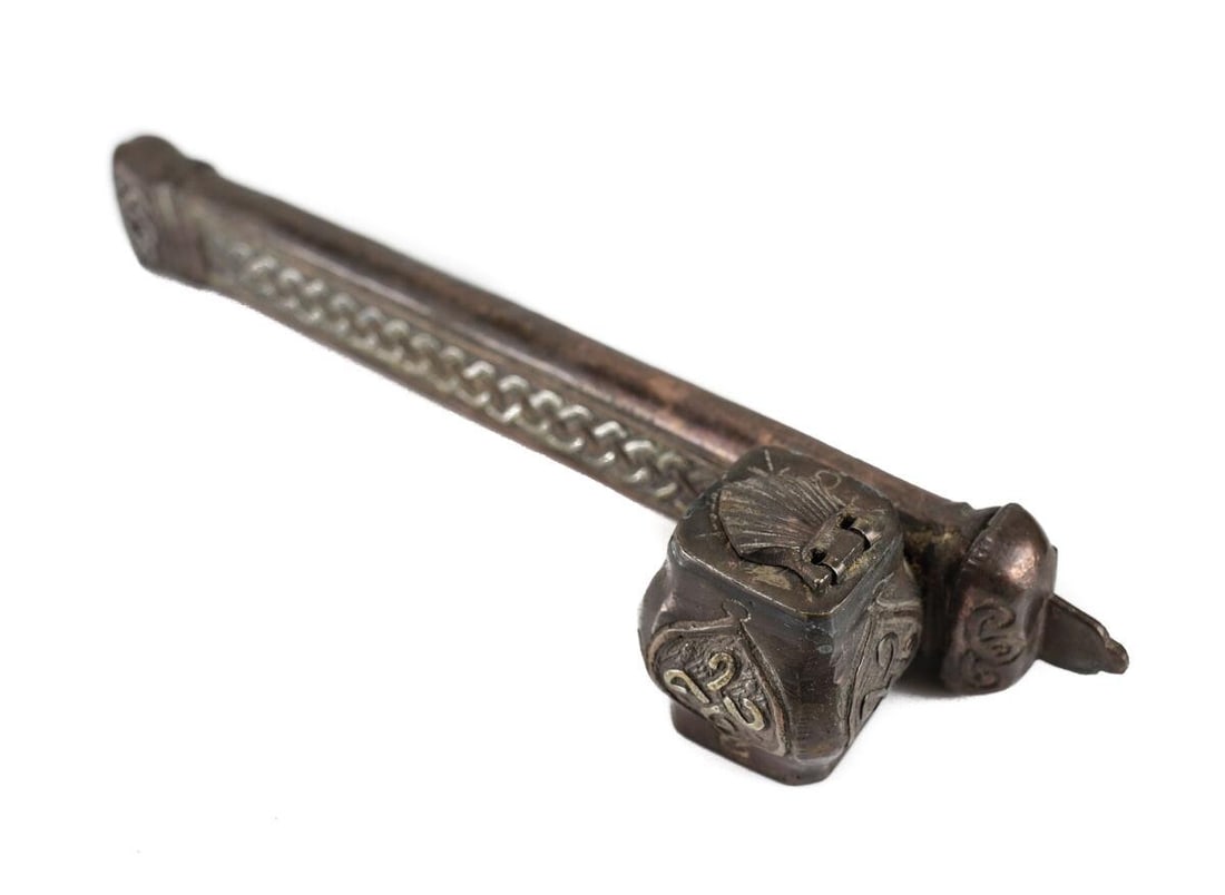 Middle Eastern Pen box ink well copper silver inlay Islamic script 19th century: Very fine 19th century Middle Eastern Pen box with ink well, copper with silver inlay, Islamic script on one side, interlocking designs on the other. Shell form lid for ink well. 525grams; 1.25lbs Mea