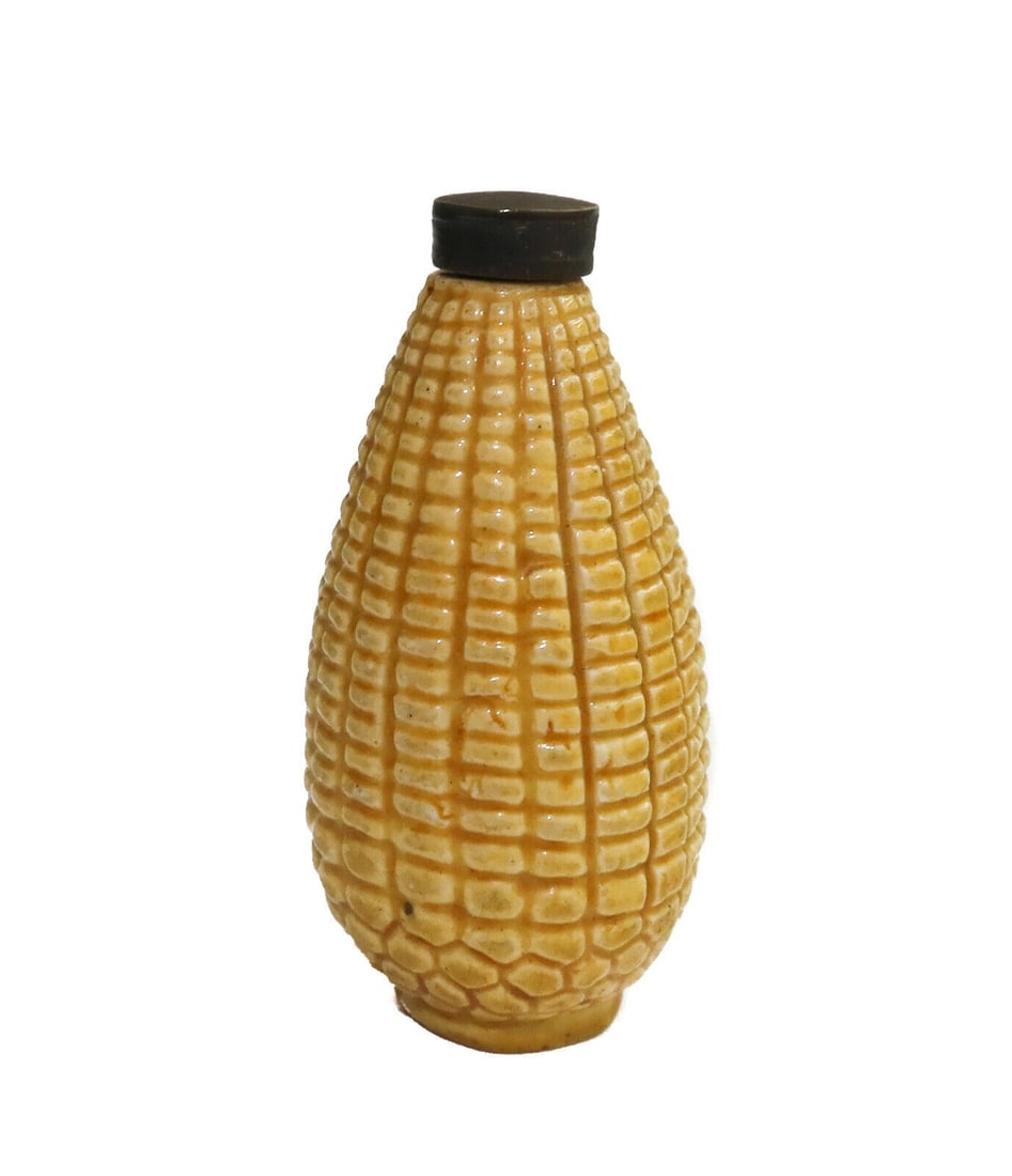 Chinese Yellow Porcelain Corn on the Cob Snuff Bottle 19th Century: Chinese yellow porcelain corn on the cob Snuff Bottle, 19th Century or possibly earlier. Weight:approx. 35.93 grams Measurements: Approx. 1.3 inches diameter x 2.3 inches tall Condition: Great conditi