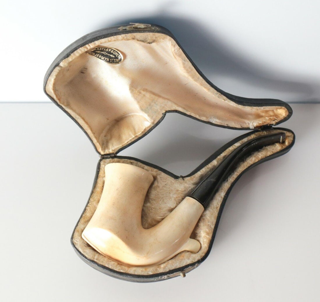 Astley Estate Meerschaum Pipe flared bowl crest Dark brown bakelite stem: Astley Estate Meerschaum Pipe, flared bowl, crest. Dark brown bakelite stem. Smoked patina, darkened chamber. Lined leather case with label 'Wm Astley & Co Ltd 109 Jermyn St. S.W.' Measurements: Appro