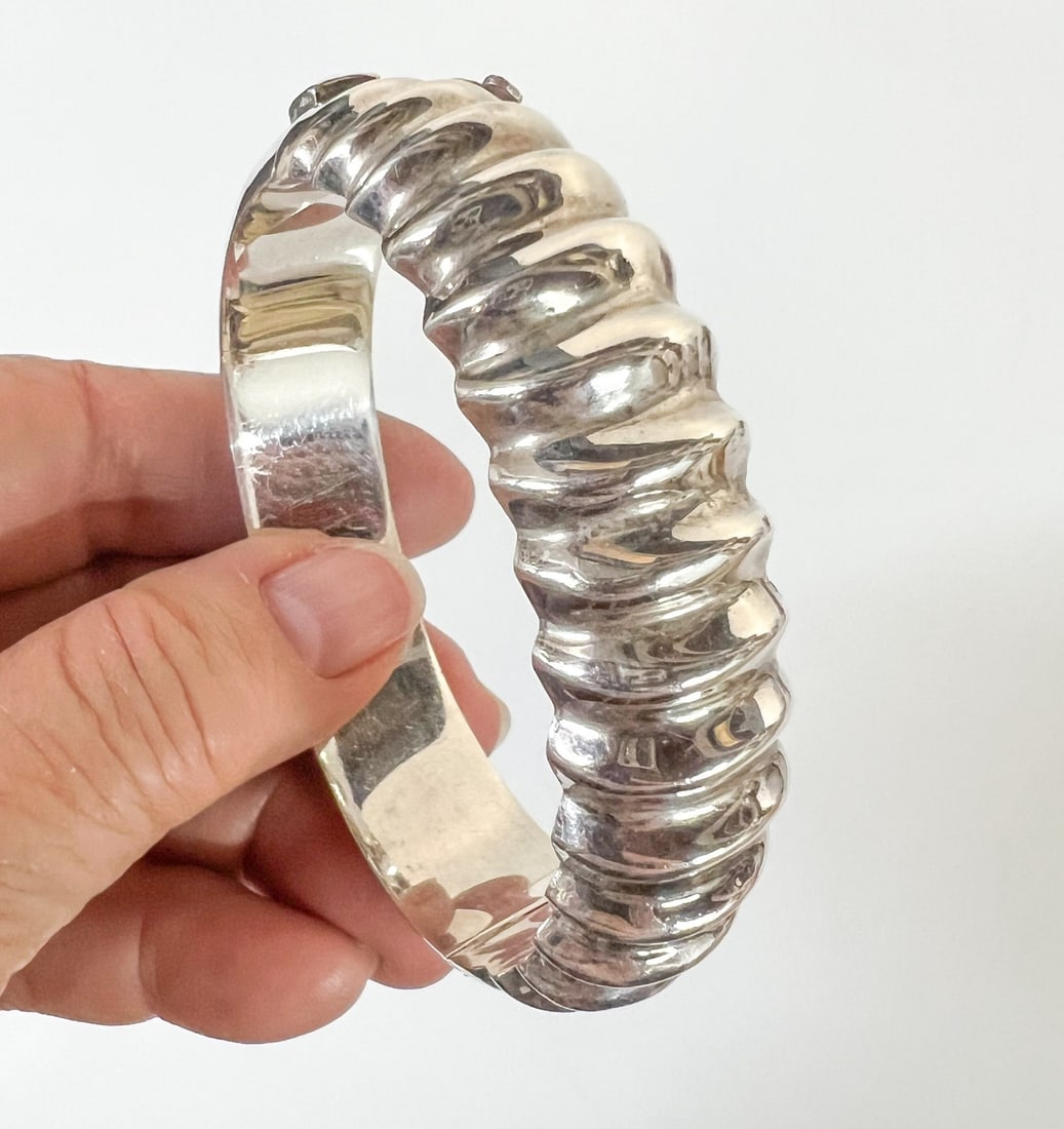 Vintage Philippine Sterling Silver Hinged Bangle Bracelet: Vintage Philippine SU Sterling Silver Hinged Bangle Bracelet. "Shrimp" texture design. Oval form, hallmarks on inside of bracelet. Tested silver Measurements: Approx. 44.92grams (1.4442ozt); 6.75 inch