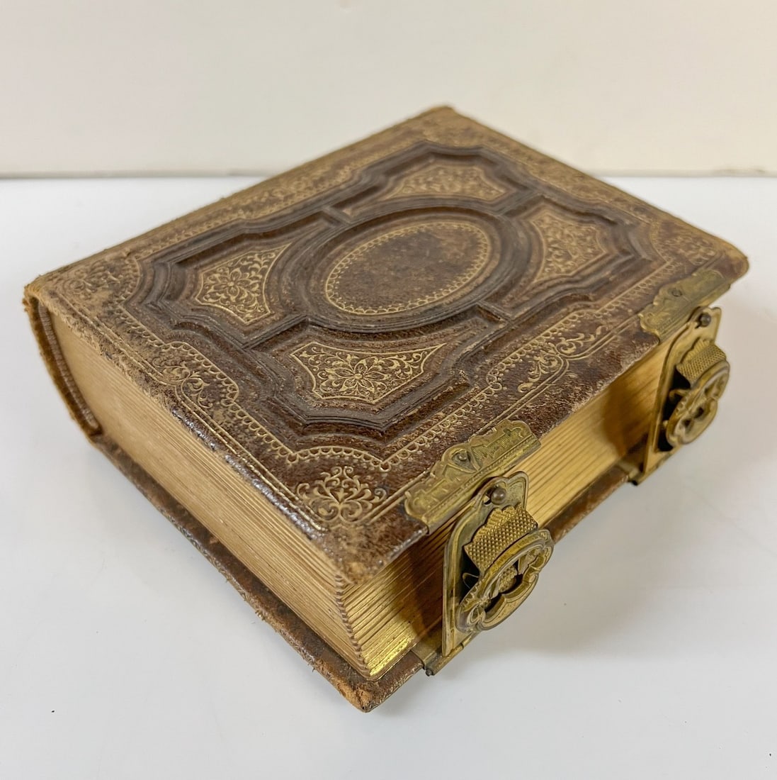 Victorian Leather Bound photo album 19th century (1 of 12)