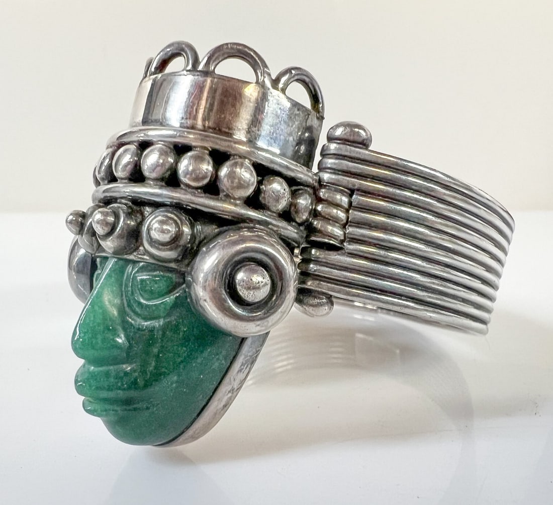 Vintage Taxco Mexico Sterling Silver 925 bracelet green onyx mayan mask: Vintage Taxco Mexico Sterling Silver 925 bracelet, green onyx carved mask; Ribbed hinged bangle, Marked on reverse, with eagle hallmark for Mexico City. c1960 Measurements: Approx. 84.94grams (2.7308o