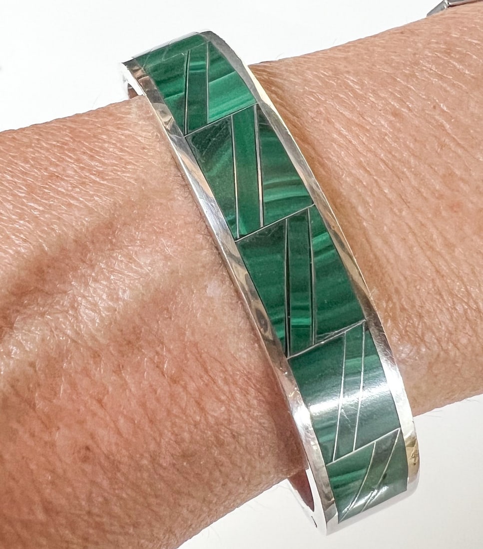 Vintage Taxco Mexico Sterling Silver Malachite Hinged Bangle Bracelet: Vintage Taxco Mexico Sterling Silver Malachite Hinged Bangle Bracelet, flush mounted inlaid malachite. Hallmarks on inside bracelet. Tested Silver Measurements: Approx. 55.11grams (1.7718ozt); 7in cir
