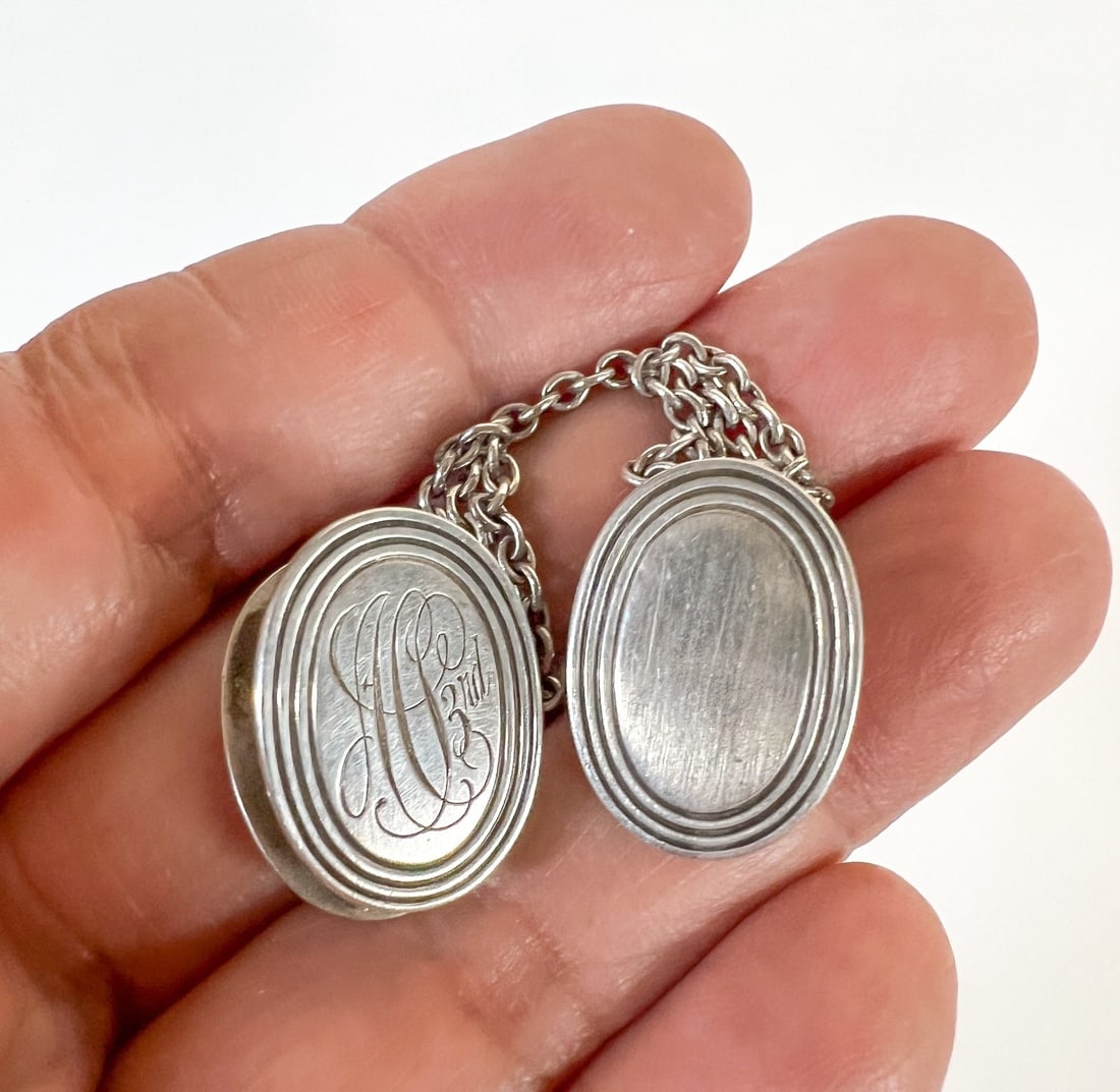 William B Kerr & Co Sterling Silver Dress Sweater Clips c1910: William B Kerr & Co NJ sterling silver dress or sweater clips, c1910. One clip with monogram. Makers mark and marked 'Sterling' and 302. Tested silver. Measurements: Approx. 12.13grams total; clip 0.5