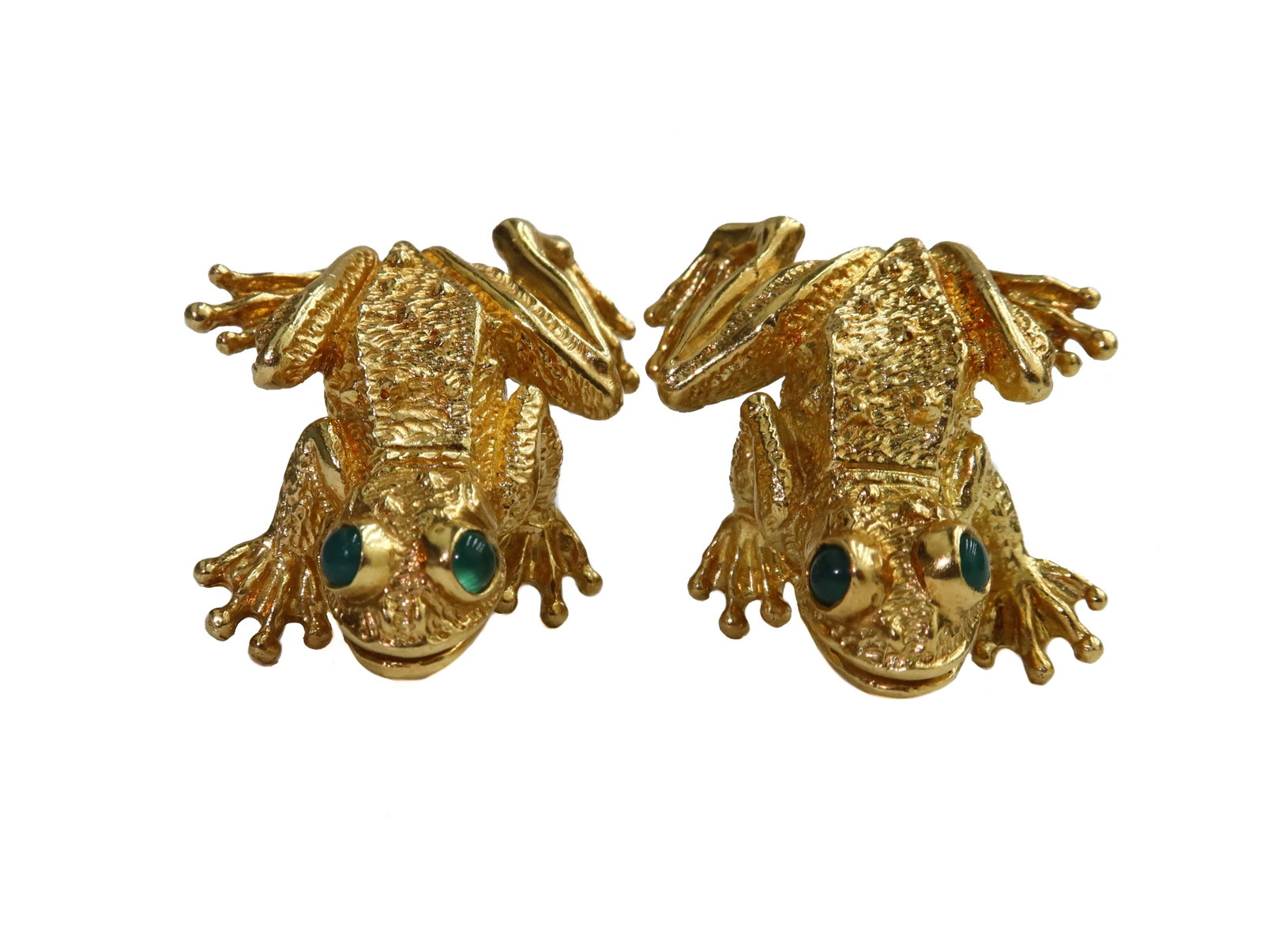 Kurt Wayne 18k Yellow Gold and Green Chalcedony Eyed Frog Cufflinks 1970: Kurt Wayne 18k Yellow Gold and Green Chalcedony Eyed Frog Cufflinks 1970. Marked Kurt Wayne 18k to interior. Weight Approx., 34.38 grams Measures Approx., 1.125 inches x 1 inches x 1 inch Domestic Shi