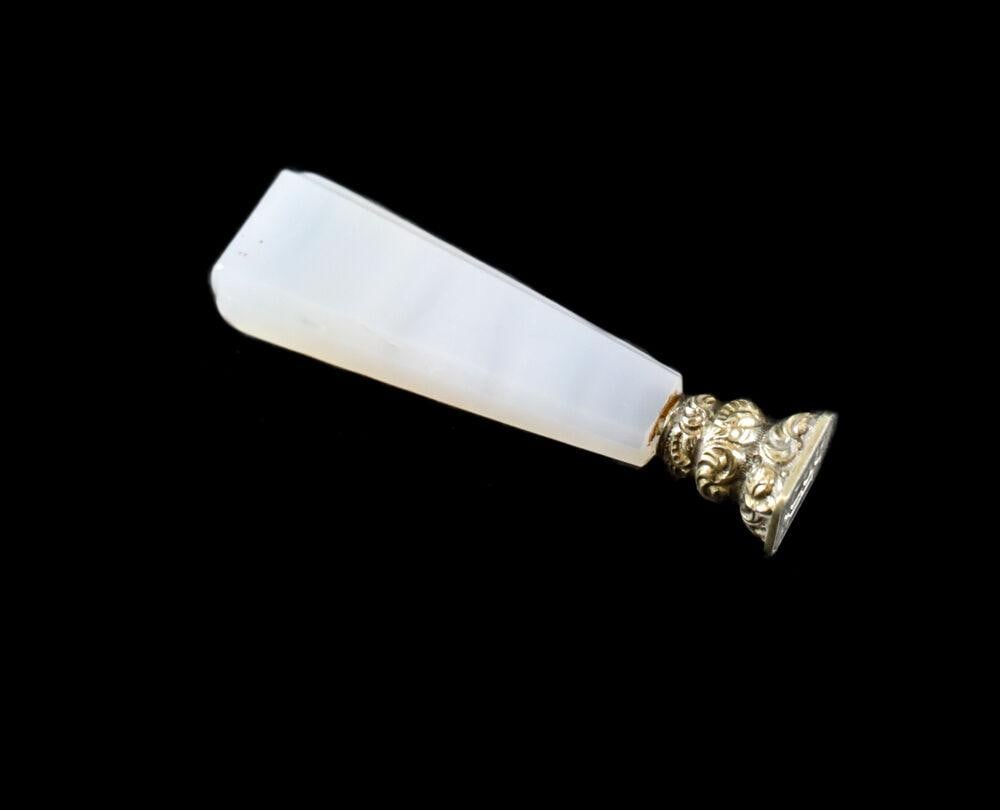 White Agate Handled Gilt Sterling Silver Wax Seal Hand chased 19th Century: White Agate Handled Gilt Sterling Silver Seal - Engraved monogram FE. 19th century. Hand chased designs. Unmarked.14.4grams Measurements: Approx. 60mm length, seal 12mm x 10mm Condition: Great conditi