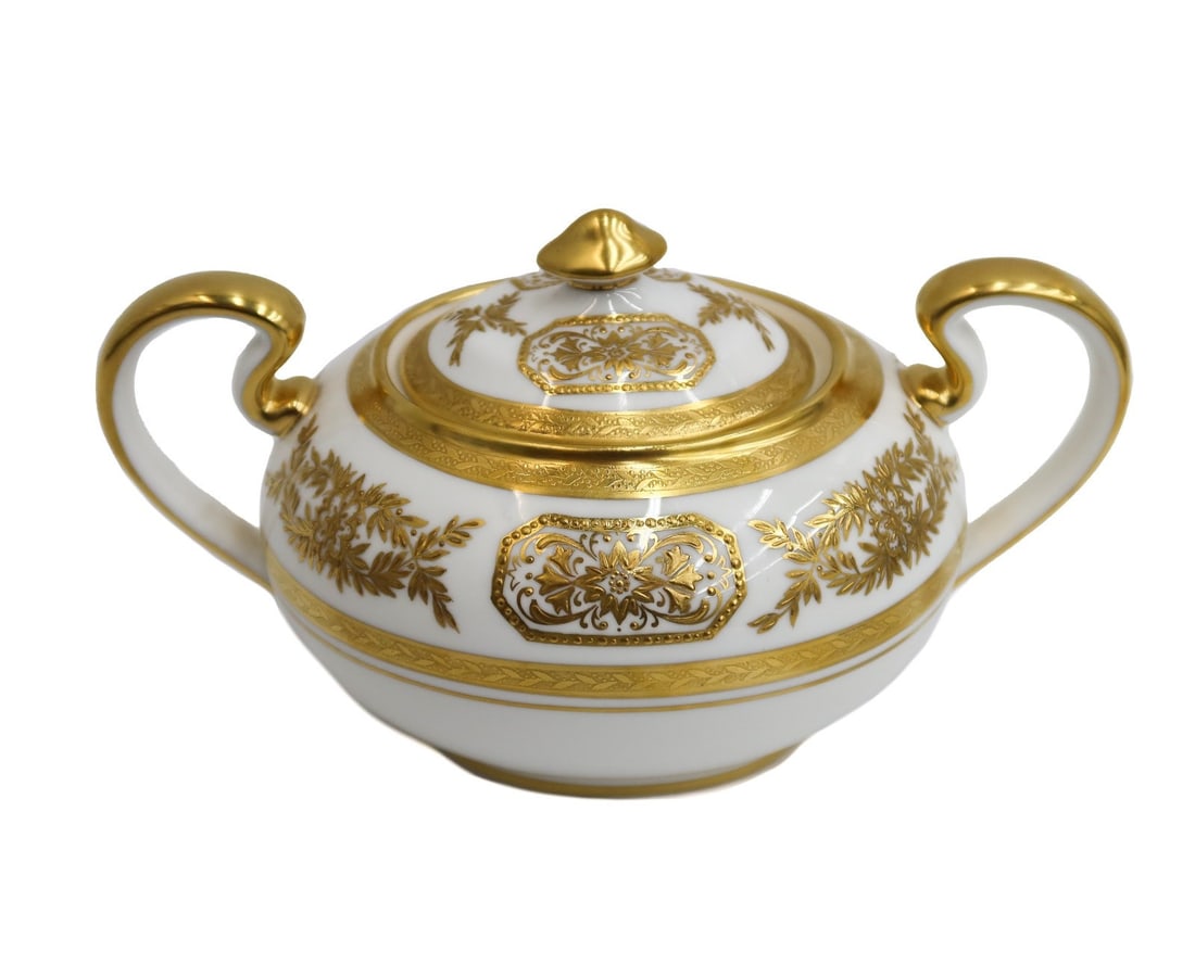 Aynsley England Porcelain Lidded Sugar Bowl in Engagement 8220 c1940: Aynsley England gilt porcelain lidded sugar bowl in Engagement pattern circa 1940. A white ground with ornate gilt decoration. Unmonogrammed. Underside marked Aynsley England 8220. Weight: Approx. 1 l