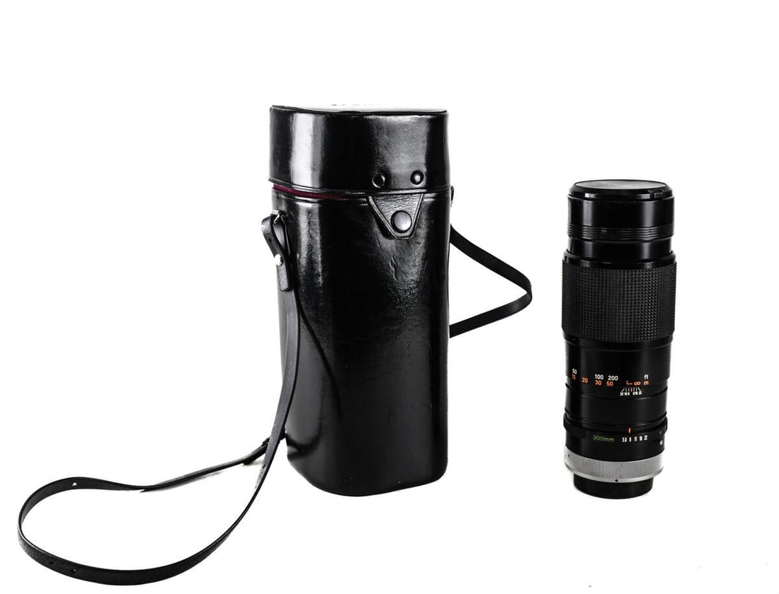 Canon Zoom LENS FD 300mm 1 : 5.6 f/5.6 f Vintage Manual Focus, with leather case (1 of 3)
