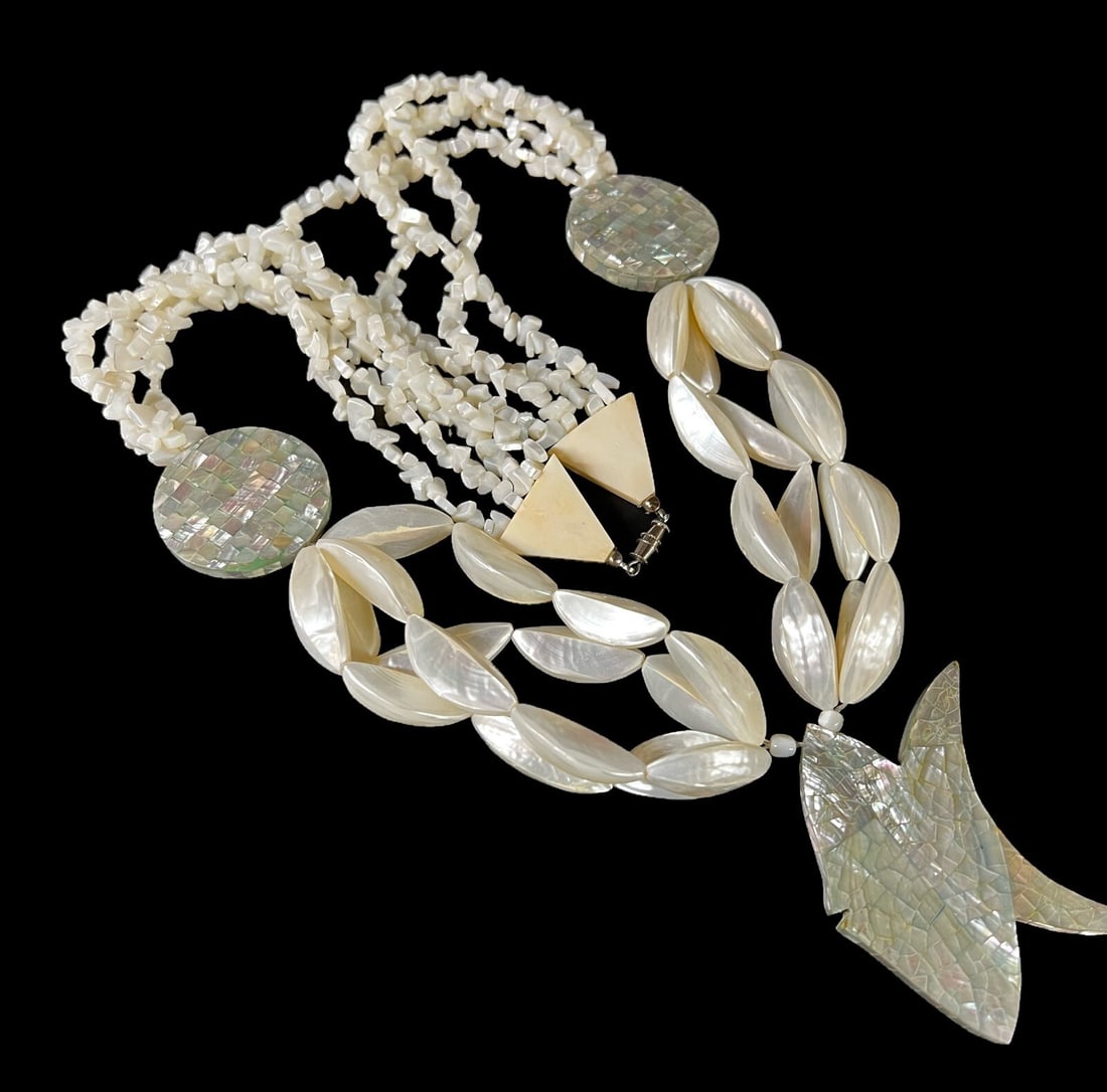 Vintage Mother of Pearl Tropical Resort Necklace Mosaic: Vintage Mother of Pearl Tropical Resort Necklace, stylized craquelure fish, and flat mosaic beads, crescent or garlic form and nugget beads. Bone end pieces, silver tone screw closure. c1980-90. Measu