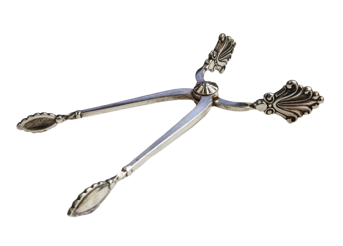 Georg Jensen Denmark Sterling Silver Scissor Sugar Tongs in Acanthus circa 1935: Georg Jensen Denmark sterling silver scissor sugar tongs in Acanthus circa 1935. Figural acanthus to edge. Georg Jensen sterling silver hallmarks towards hinge. Weight: Approx. 24.6 grams Measurements