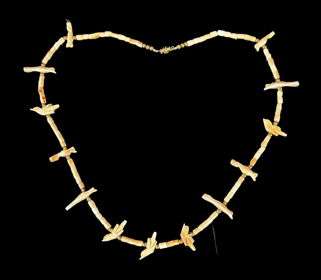 Vintage Zuni Spiny Oyster Fetish Bird Necklace: Vintage Zuni Spiny Oyster Fetish Bird Necklace, hand carved birds alternating with tube beads and brass beads. Screw closure. Measurements: Approx. 26 inches Condition: Overall very good condition, no