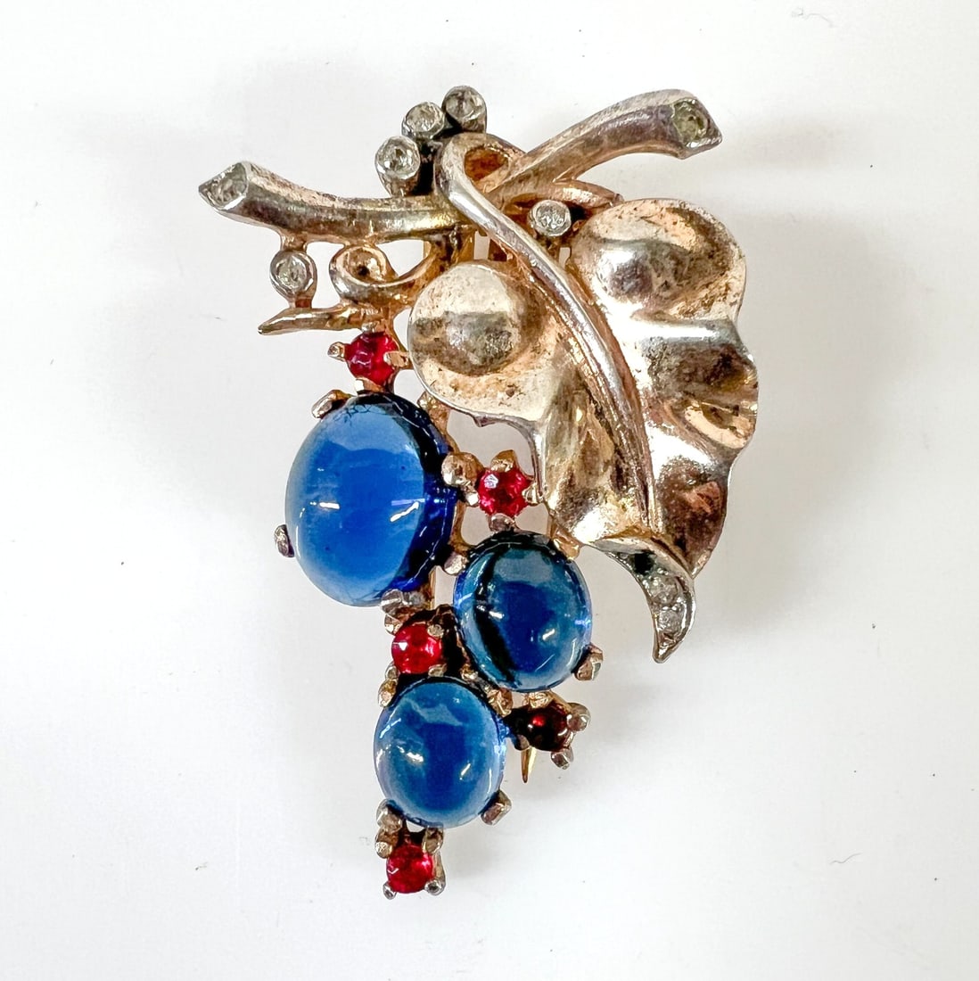 Vintage Crown Trifari Alfred Philippe sterling gilt silver gripoix fur clip 40s: Vintage Trifari, likely by Alfred Philippe, gilt sterling silver fur clip c1940s features large gripoix cabochons designed to look like grapes alongside small red and clear crystals. Patent number, ma