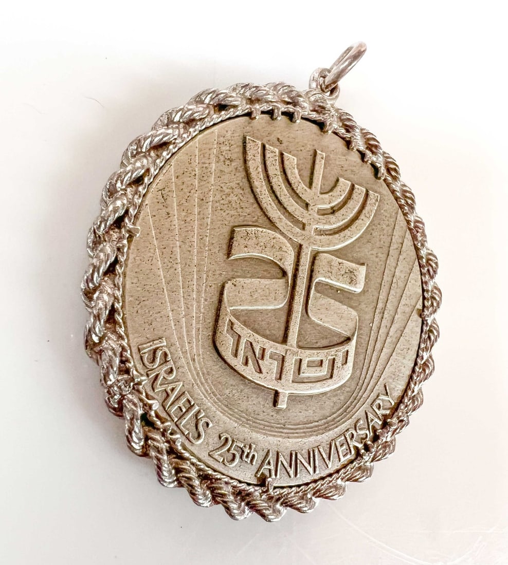 ISRAEL's 25th Anniversary Medal Pendant Sterling Silver c1974: ISRAEL's 25th Anniversary Medal Pendant Sterling Silver c1974. Medal is in 935 sterling silver. The medal was likely part of a campaign to sell $1??billion in Israeli bonds to fund defense and immigra