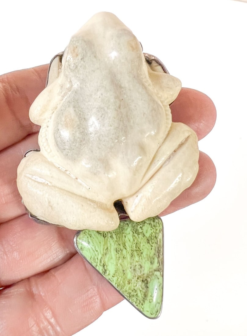 Amy Kahn Russell AKR Sterling Silver FROG Pendant Brooch: Amy Kahn Russell AKR Sterling Silver Jasper and bone Pendant Brooch, Delightfully realistic frog carved of bone, resembling a netsuke, bezel set into a sterling silver brooch and pendant; a small tria