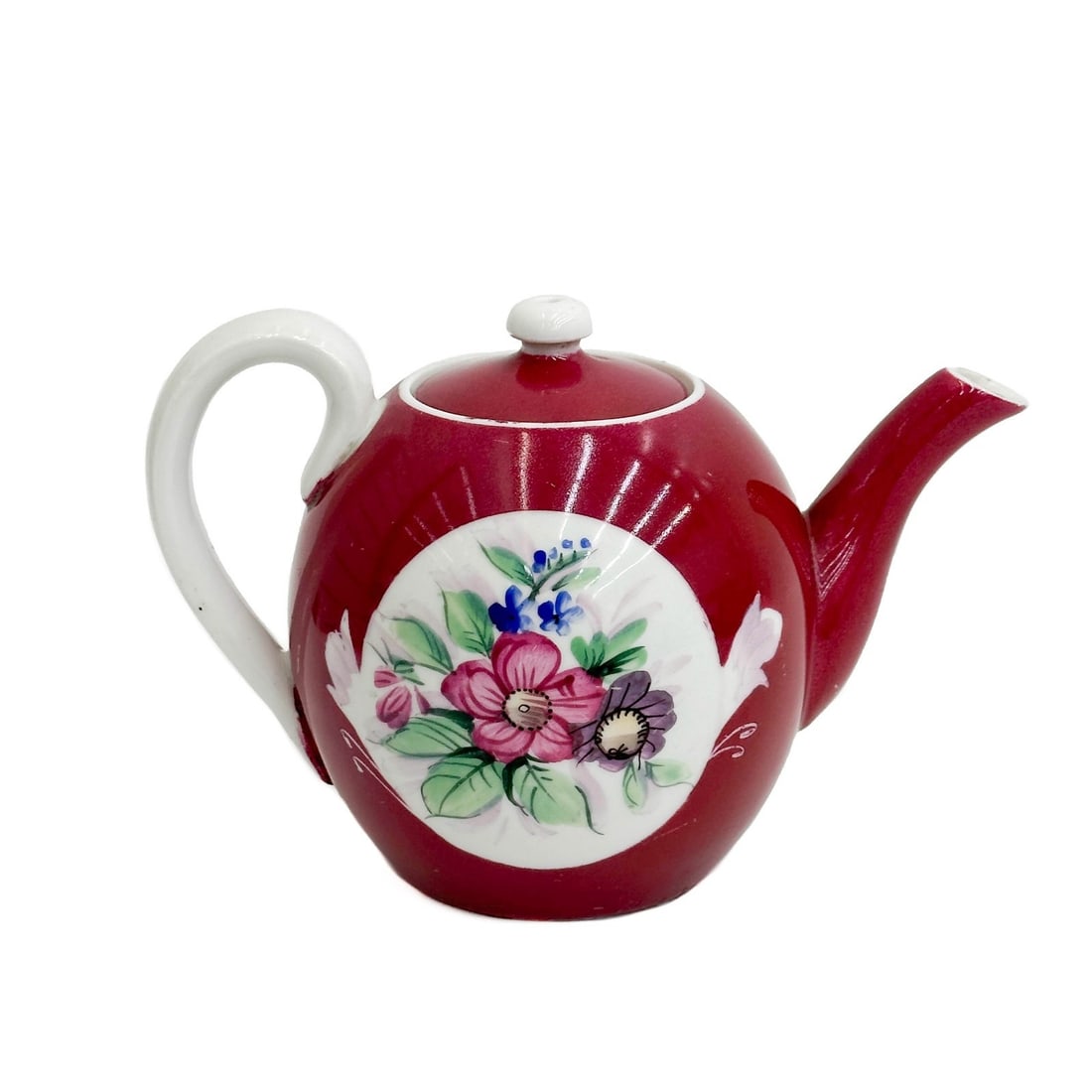 Kuznetsov Gardner Imperial Russian Porcelain Teapot Red c1910: Kuznetsov Gardner Imperial Russian Porcelain Teapot circa 1910. Red ground with hand painted floral bouquets. Kuznetsov Gardner Russian Imperial mark to the underside. Weight:approx. 1.5 lb Measuremen