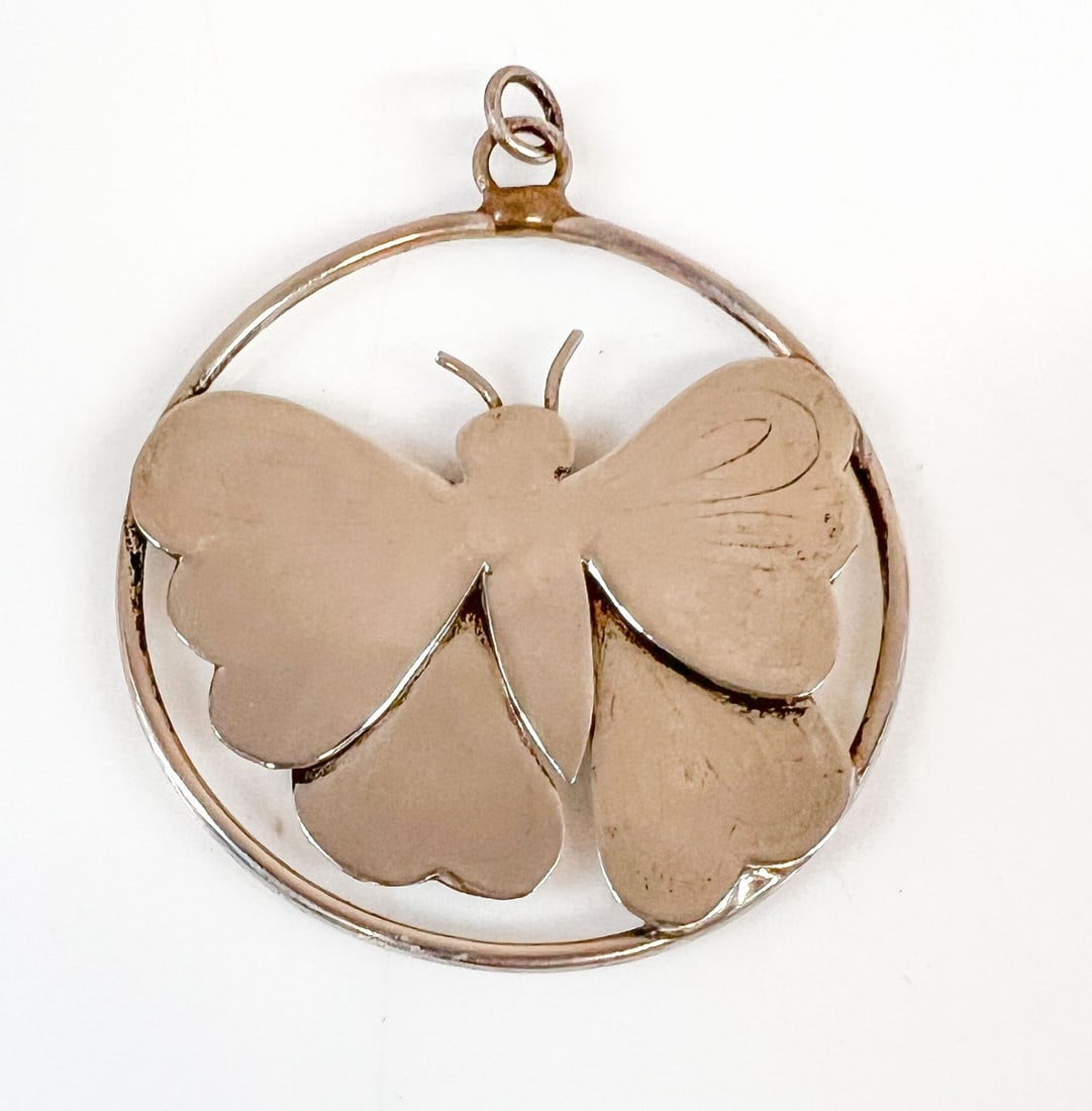 Ed Gray Sterling Silver Butterfly pendant or ornament 1976 Ltd Ed: Vintage Ed Gray Sterling Silver Butterfly engraved pendant or ornament, Limited Edition of 300, signed and numbered on reverse, dated 1976 Measurements: Approx. 15.94grams; 2.125 inches diameter Condi