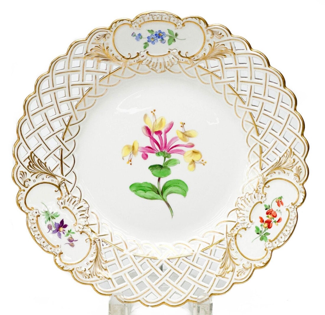 Meissen Germany Hand Painted Botanical Flower Reticulated Porcelain Plate c.1900: Meissen Germany hand painted botanical flower reticulated porcelain plate, circa 1900. Hand painted floral decoration to the center and edges, a reticulated basket weave edge with gilt accents. Unders