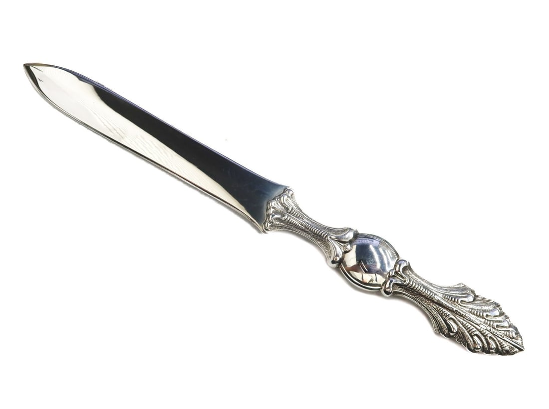 Buccellati Italian Sterling Silver Letter Opener in Prestigio Donizetti with Box: Buccellati Italian sterling silver letter opener in Prestigio Donizetti. Etched fan leaves to handle. Marked Buccellati Sterling. With Box. Weight: Approx. 3.9 ozt Measurements: Approx. 8.6 inches len