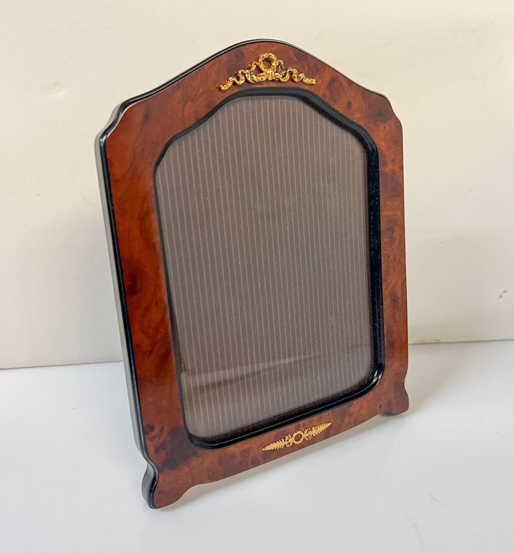 Vintage Selli G Gabriello Florence Wood Photo Frame Gilt Sterling Silver 5x 7: Vintage Selli G Gabriello Florence Wood Photo Frame with Gilt Sterling Silver Mounts (unmarked) embellishments. Easel back - portrait orientation. Black lacquered edges. With original box. Weight 1.5 