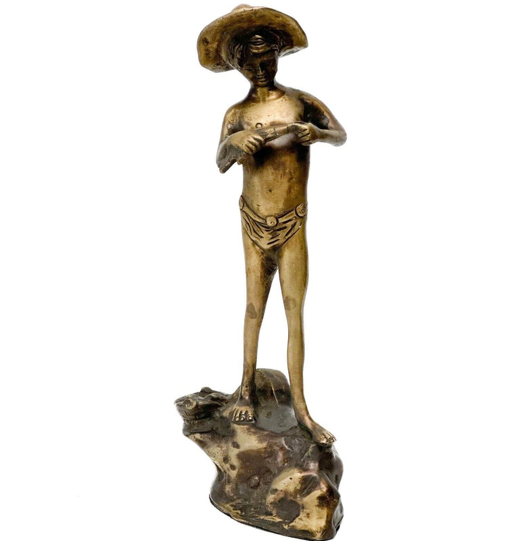 After Giovanni Varlese Bronze Sculpture Figurine Pescatorello Boy w Fish 20th c: After Giovanni Varlese (Italian 1888-1922) Gilt Bronze Sculpture Pescatorello, 20th century. Sculpture depicts a boy holding a fish. Apparently unmarked. Felt to the underside Weight: Approx. 5 lbs Me
