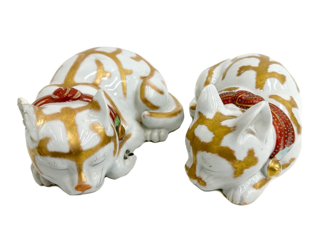 Pair Japanese Kutani Porcelain White and Gold Sleeping Cats Red Collars (1 of 9)