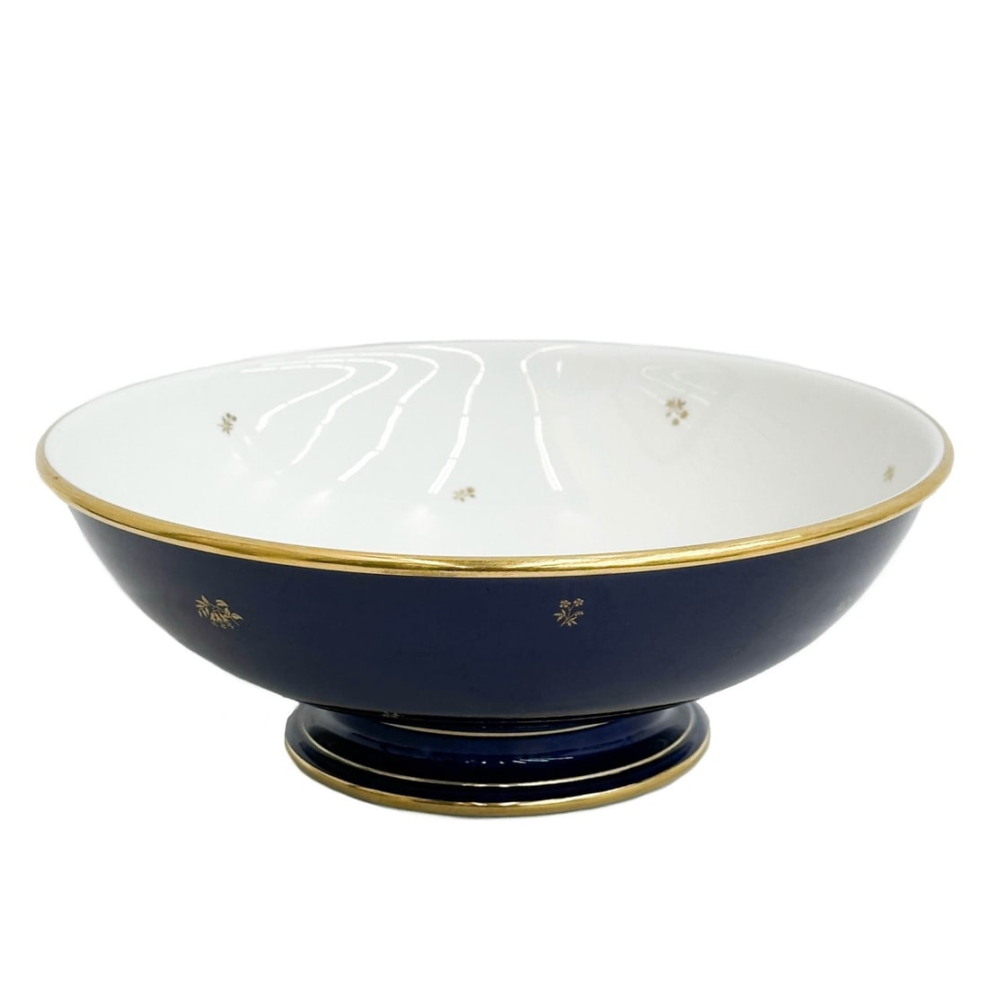 Manufacture de Sevres Cobalt Blue & Gilt Porcelain Serving Bowl 1924: Manufacture de Sevres France Porcelain Serving Bowl. A cobalt blue ground to the edge with gilt floral accents. Underside with Sevres marks, date mark for 1924. Weight: Approx. 2 lb Measurements: Appr