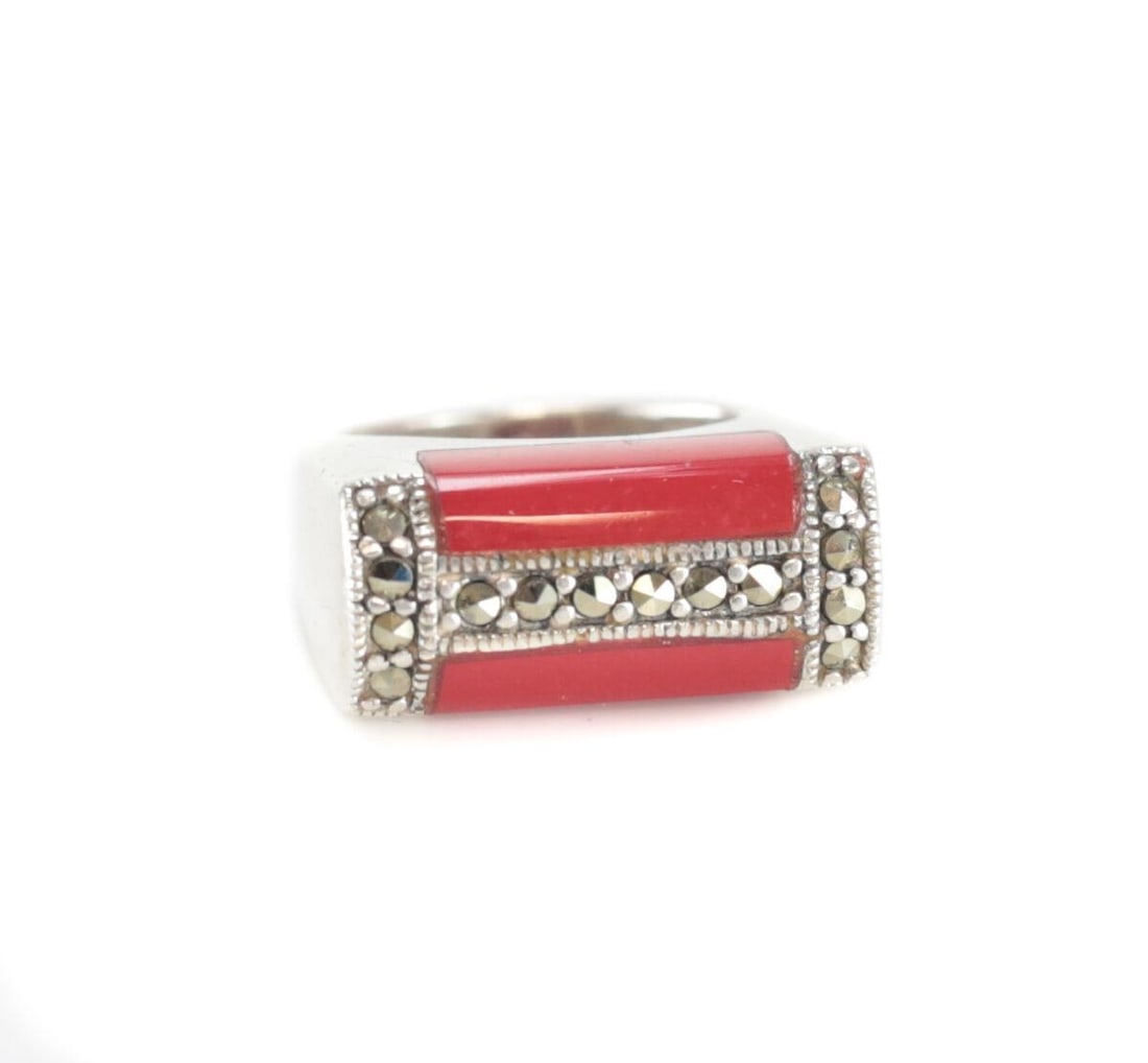 Vintage Sterling Silver Red Jasper Marcasite Pinky Ring size 4.75 flush mounted: Vintage Sterling Silver Red Jasper and Marcasite Pinky Ring, size 4.75. Squared flush setting, with inchesIinches arranged marcasite. 7.5grams Measurements: Approx. ring face 20mm x 9mm Condition: Gre