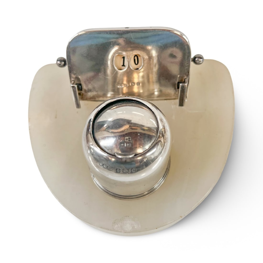 Art Deco Sterling Silver Ink well and Perpetual Calendar Wilmot London 1927: Sterling Silver Ink well and Perpetual Calendar Wilmot Manufacturing Co London 1927. Mounted on stone base. Hallmarks on each piece, Date is changed by pushing down knobs (working) Measurements: Appro