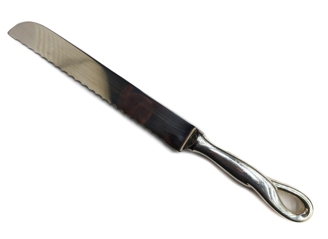 Tiffany & Co. by Elsa Peretti Sterling Silver Bread Knife in Padova: Tiffany & Co. by Elsa Peretti Sterling Silver Bread Knife in Padova. Marked Tiffany & Co. to blade with sterling silver marks to handle. Weight: Approx.3.3 ozt Measurements: Approx. 11.25 inches lengh