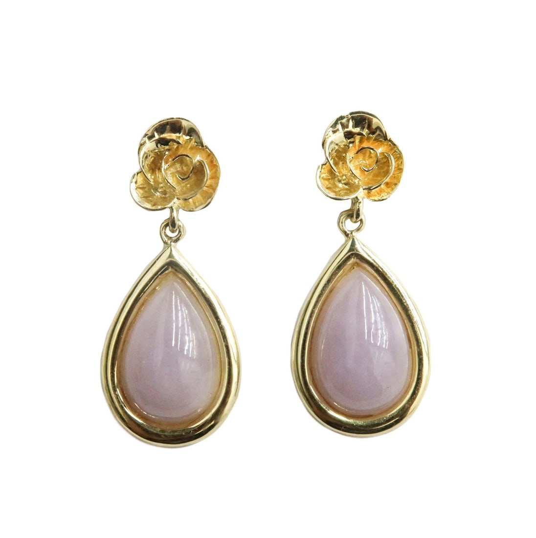14k Yellow Gold and Lavender Jade Tear Drop Dangle Earrings: 14k yellow gold and lavender jade tear drop dangle earrings. Carved florals to the gold stud. Marked 14k to back. Weight: Approx. 3.72 grams Measurements: Approx. 1.125 inches x 0.4 inches Condition: 