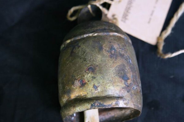 VINT NOAH HAND FORMED HEARD BELL W HAND HEWED CLA - 2