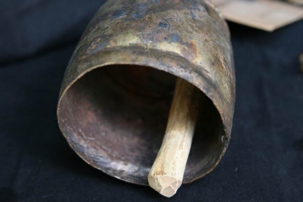 VINT NOAH HAND FORMED HEARD BELL W HAND HEWED CLA - 4