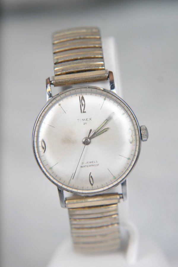 2 VINTAGE 1960s MENS TIMEX WRISTWATCHES BOTH RUNN: Takes a licking and keeps on ticking! Here is a lot of two vintage mens timex wristwatches from the 1960s. The first a Times 21, 21 Jewel, Waterproof. The other a Timex Automatic, Water resistant, Gre