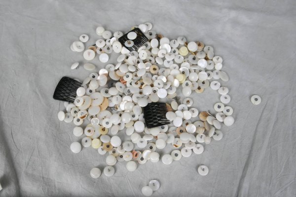 SKIPPY JAR FULL OF VINTAGE MOP BUTTONS