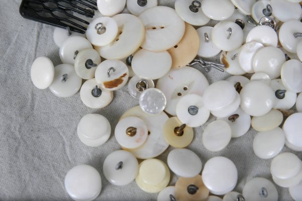 SKIPPY JAR FULL OF VINTAGE MOP BUTTONS - 2