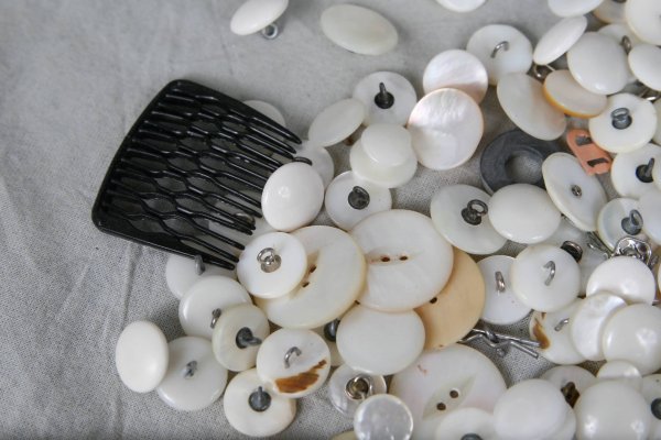 SKIPPY JAR FULL OF VINTAGE MOP BUTTONS - 3