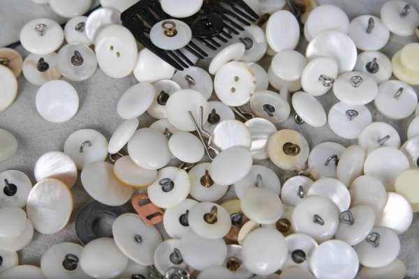 SKIPPY JAR FULL OF VINTAGE MOP BUTTONS - 4