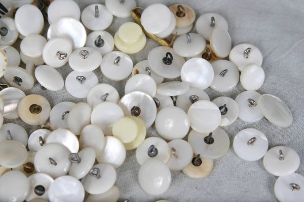 SKIPPY JAR FULL OF VINTAGE MOP BUTTONS - 5