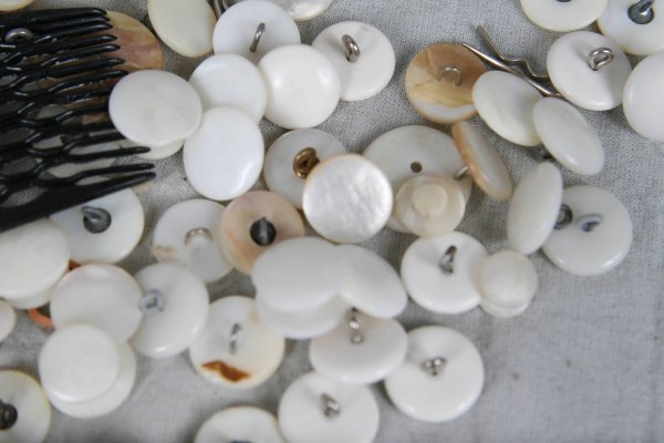 SKIPPY JAR FULL OF VINTAGE MOP BUTTONS - 6
