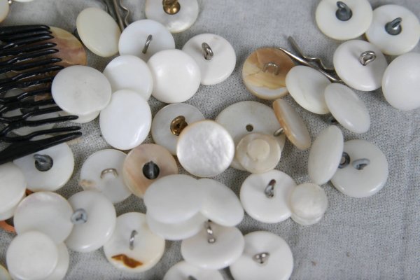 SKIPPY JAR FULL OF VINTAGE MOP BUTTONS - 7
