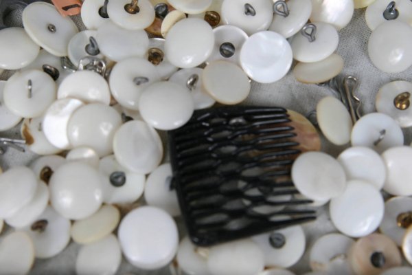 SKIPPY JAR FULL OF VINTAGE MOP BUTTONS - 8