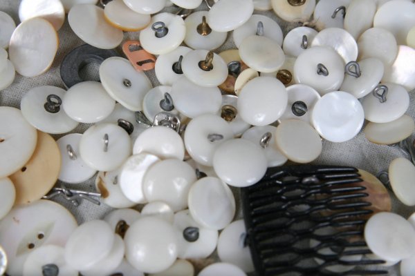 SKIPPY JAR FULL OF VINTAGE MOP BUTTONS - 9