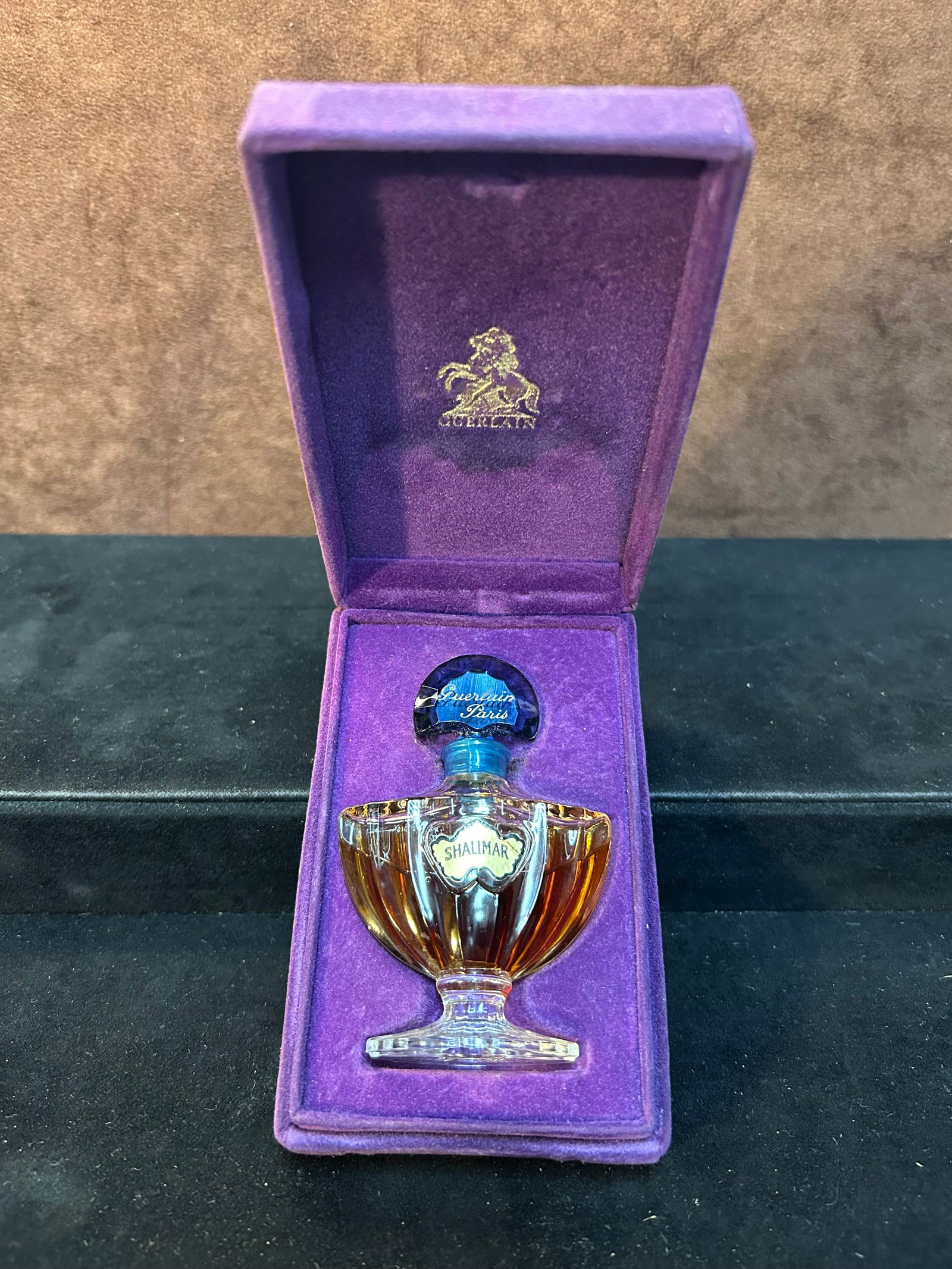 Guerlain Shalimar Extrait de Parfum Flacon with Velvet Presentation Box: An exceptional vintage presentation of Guerlain's legendary Shalimar, offered here in the iconic urn style flacon with wide pedestal base and fluted body. Topped with the radiant cobalt-blue fan stopp