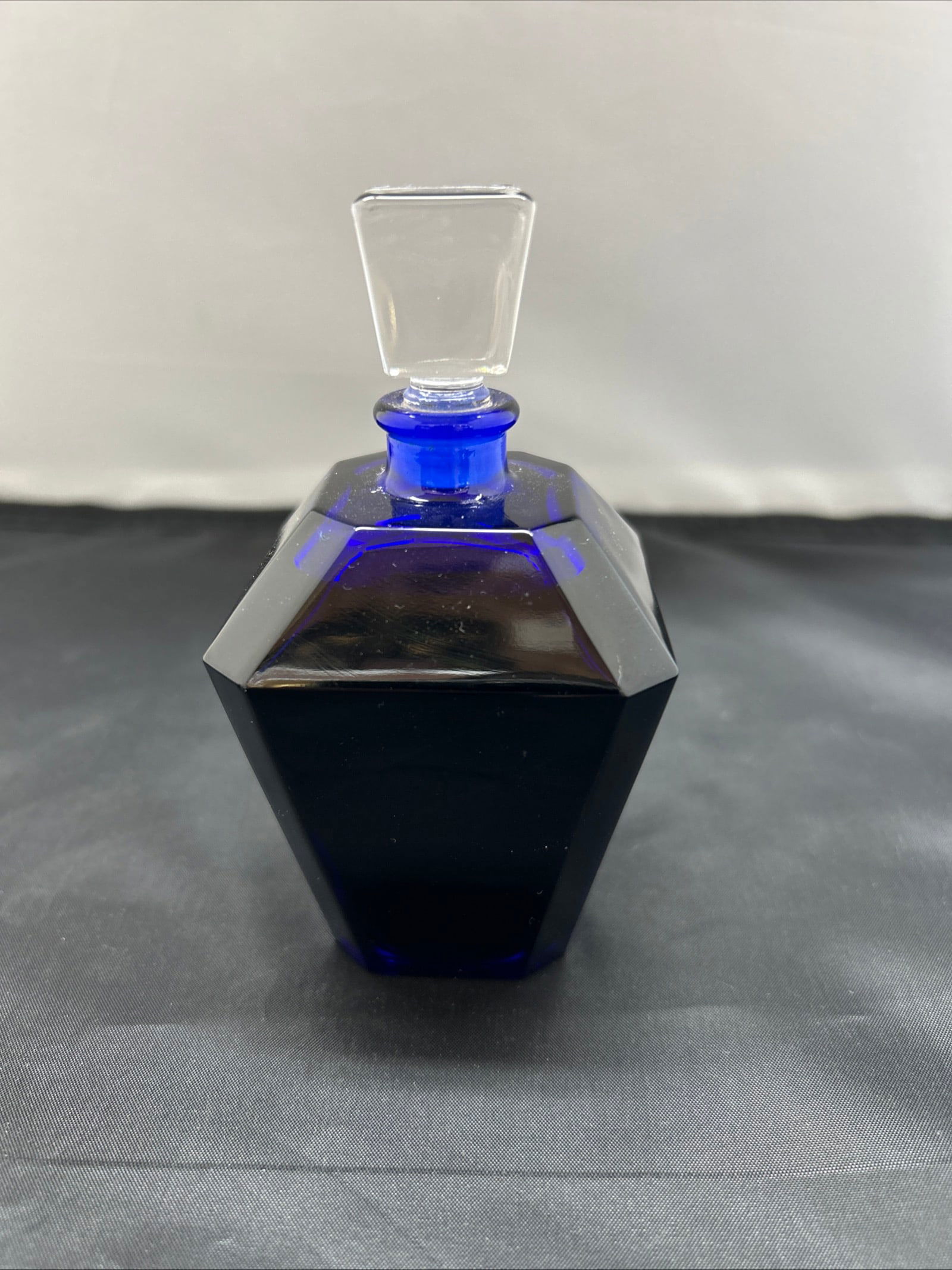 Guerlain Guet Apens EDP 1999 Limited Edition Flacon Lanterne Bottle Rare: This is a rare bottle of Guerlain Guet Apens Eau de Parfum, originally released in 1999 as a limited edition. Known for its refined floral-powdery composition. Guet Apens has become one of the most co