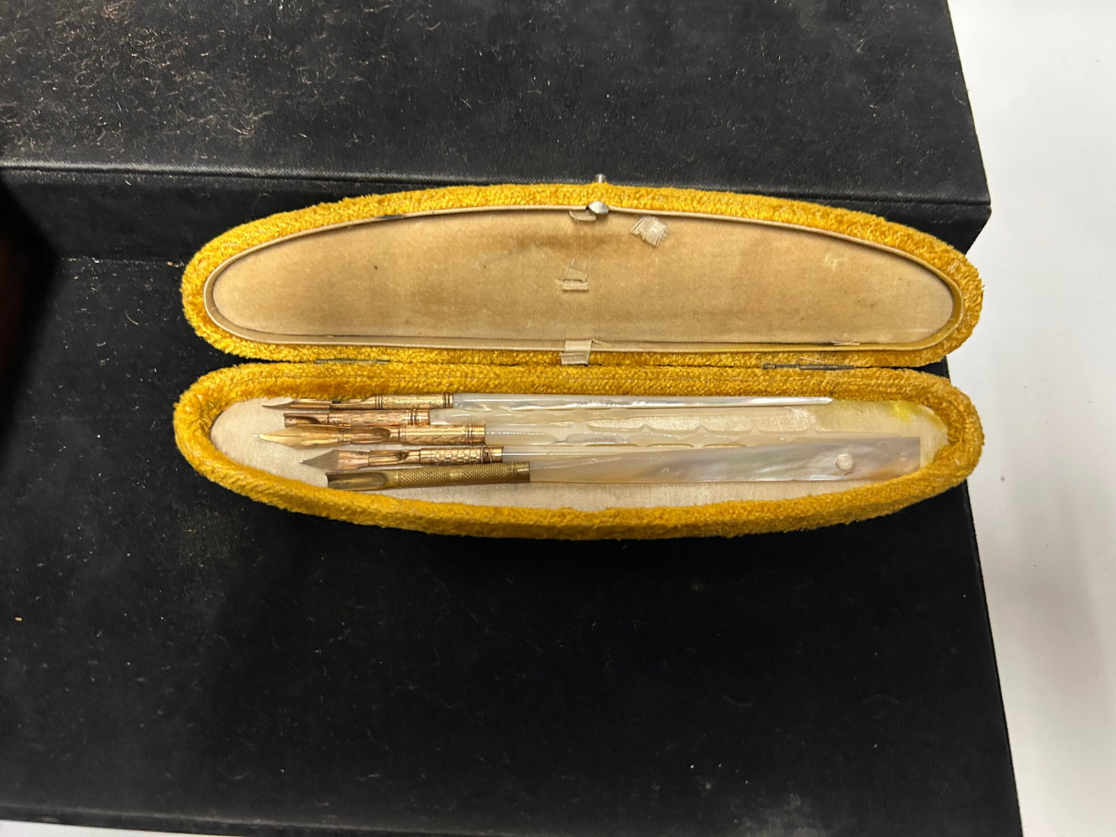 Victorian Mother-of-Pearl Dip Pen Set with Brass Nibs in Mustard Velvet-Lined Case: A refined late 19th to early 20th century writing set featuring five mother-of-pearl dip pens with brass nibs, presented in their original mustard yellow velvet-lined fitted case. Each pen is individu
