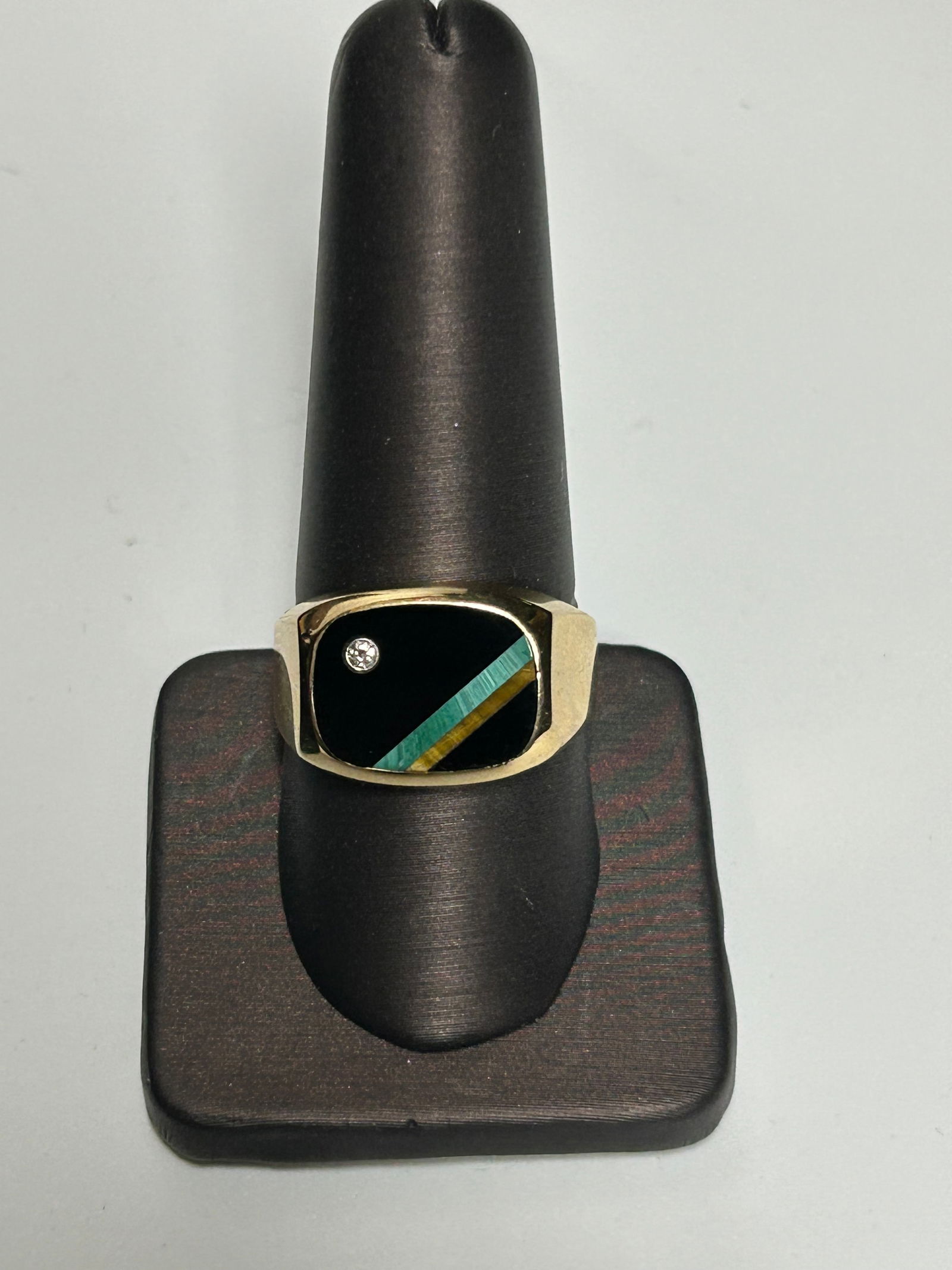 Earth and Shadow – 10K Yellow Gold Onyx, Malachite, and Diamond Ring, Size 10: A distinctive ring crafted in solid 10K yellow gold featuring a bold geometric inlay of polished black onyx and vibrant green malachite, intersected by a single round diamond accent. The design balanc