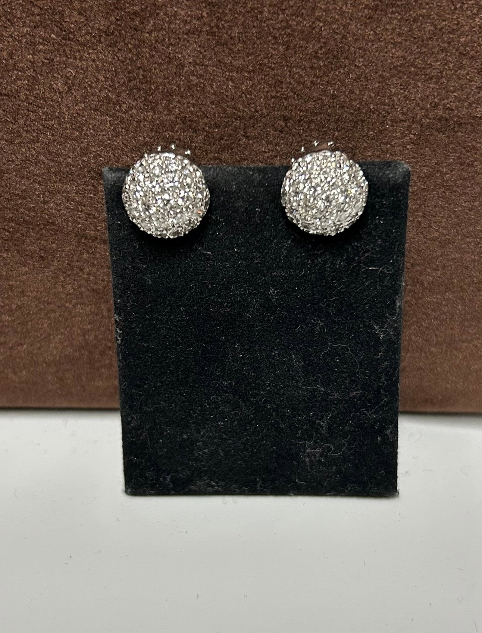 Diamond Button Earrings in 18K White Gold – Post Backs: These refined 18K white gold button-style earrings present a timeless design that balances understated elegance with radiant brilliance. Each earring is intricately pavé-set with round brilliant-cut 